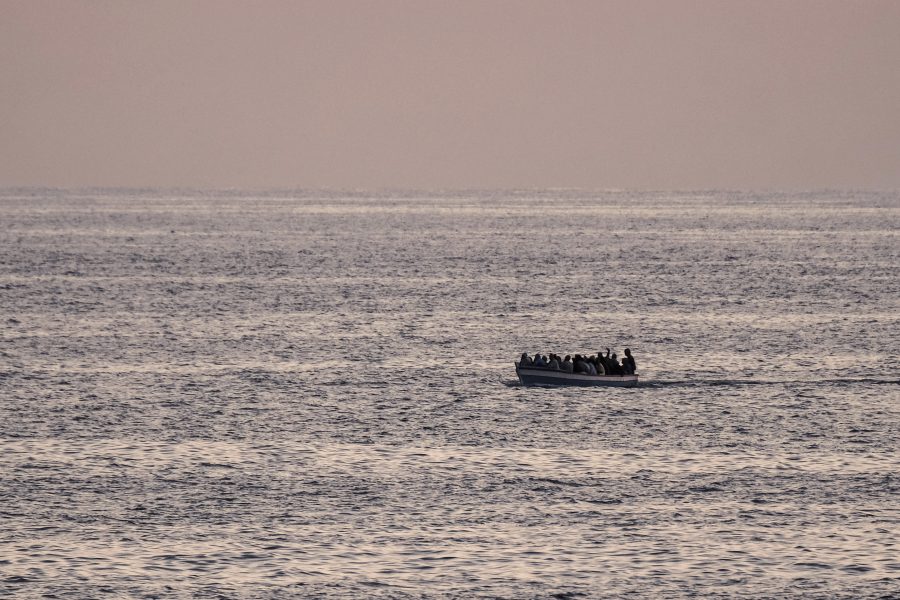 Sju människor har omkommit utanför ön Lesbos i Grekland.