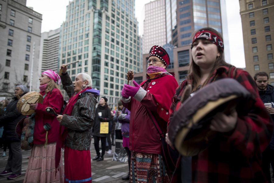Kanadensiska urinvånare deltar i en marsch för kvinnors rättigheter i Vancouver i år.