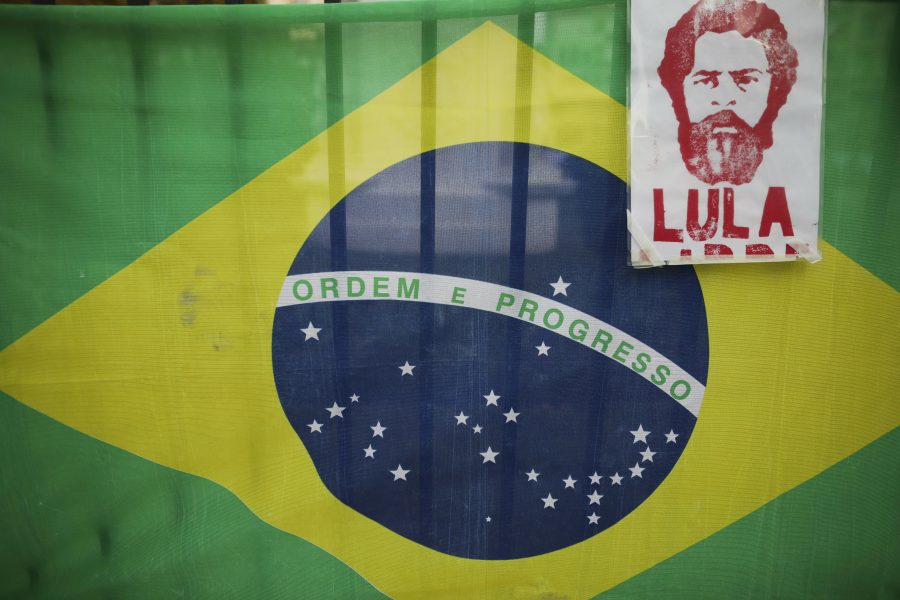 En bild på tidigare presidenten Luiz Inácio Lula da Silva på en brasiliansk flagga vid en protest i Buenos Aires.