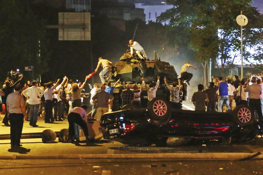 Foto: AP PhotoArkivfoto från det misslyckade kuppförsöket i Turkiet den 16 juli 2016.