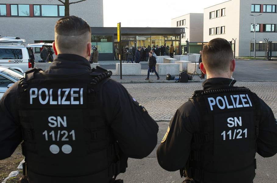 Polis utanför rätten i Chemnitz.