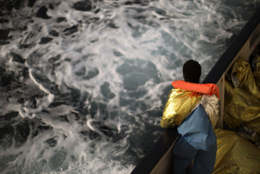 Foto: Emilio Morenatti/AP/TTEn migrant ombord på ett räddningsfartyg utanför Libyen.