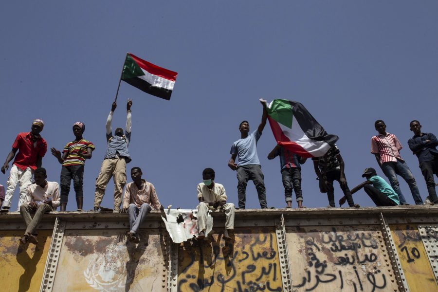 Demonstranter har i flera månader samlats för sittprotester utanför militärens högkvarter i Khartum.