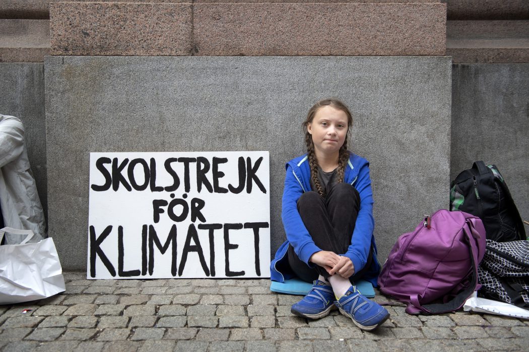 22 augusti 2018: Greta Thunberg skolstrejkar utanför riksdagshuset i Stockholm och tänker fortsätta med det fram till valet för att uppmärksamma klimatfrågan.