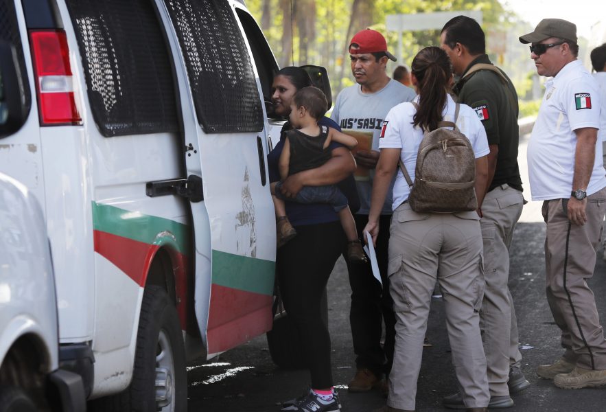En kvinna från ett centralamerikanskt land bär med sig sin som medan mexikanska gränsmyndigheter frihetsberövar dem i Tapachula, Mexico.