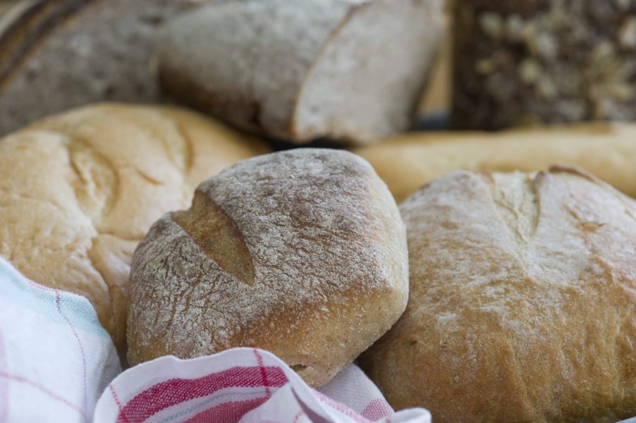 Enligt en kartläggning som Högskolan i Borås har gjort slängs 80 400 ton bröd per år i Sverige, det motsvarar 350 brödlimpor per minut.