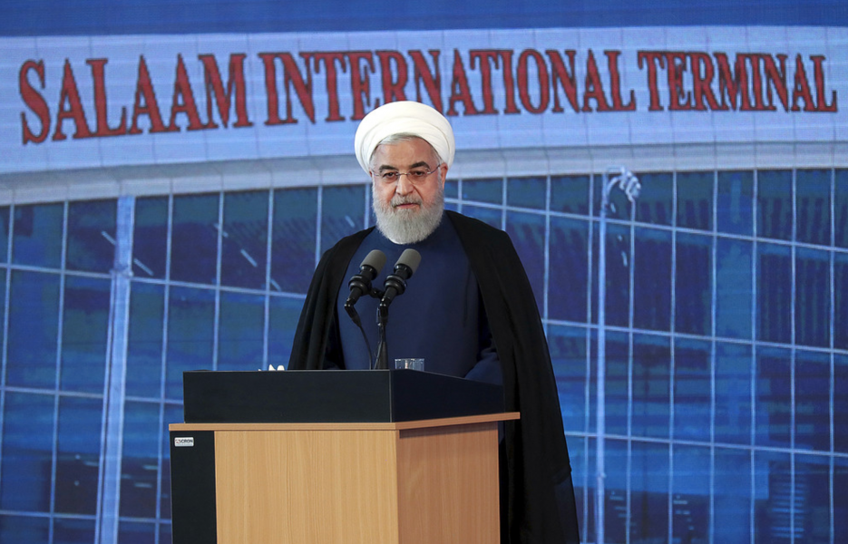 Foto: AP/TTIrans president Hassan Rohani talar under en ceremoni på flygplatsen i Teheran den 18 juni.