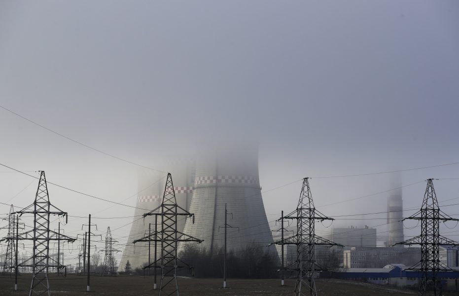 Tät smogg vid ett kraftverk i Vitryssland.