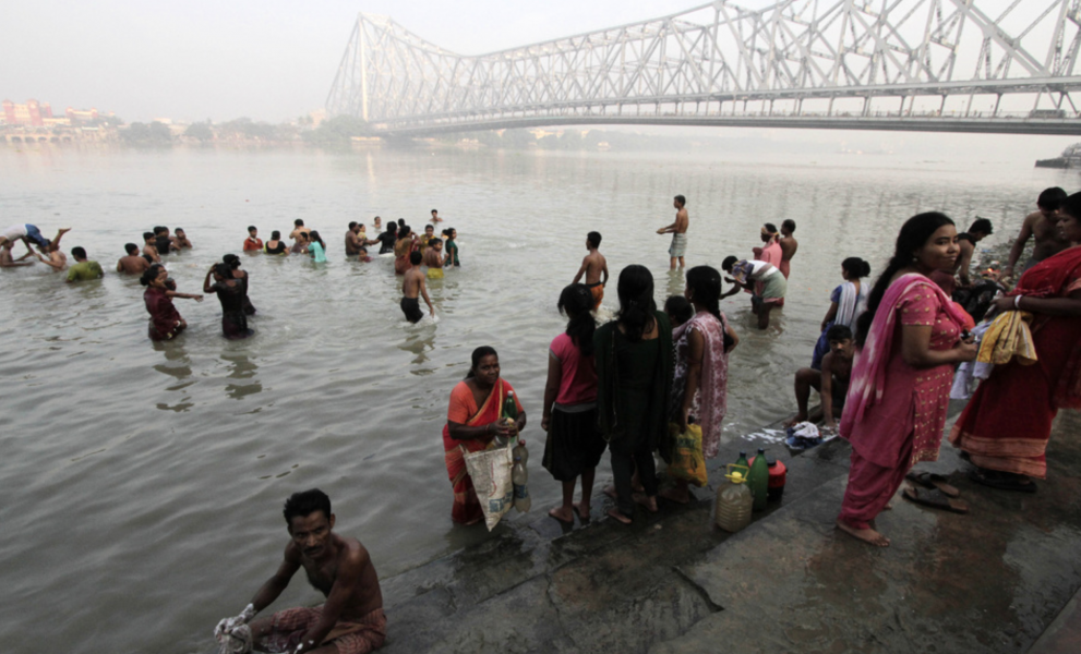 Foto: Bikas Das/AP/TTChanchal Lahiri sänktes ned i en bur från Howrah-bron utanför Calcutta.