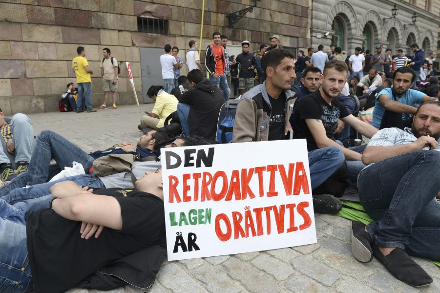 Protester utanför riksdagshuset i samband med att den tillfälliga lagen klubbades i juni 2016.