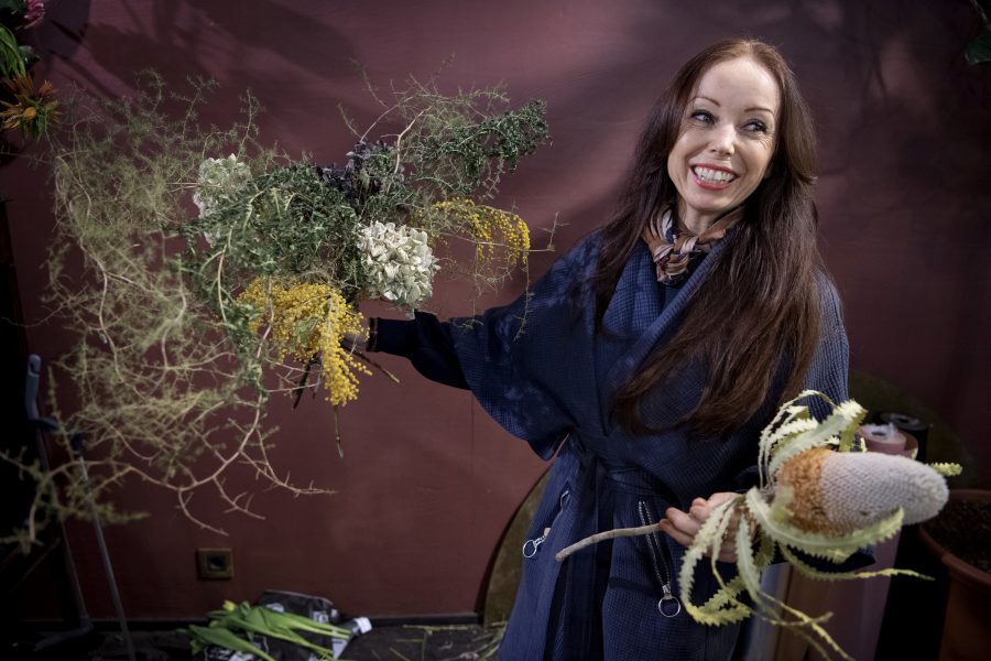 Floristen Carola Fogelberg visar hur man binder en bukett av torkade blommor.