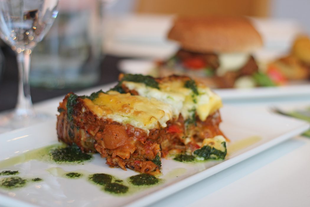 Lasagne är både barnens och festgästernas favorit.