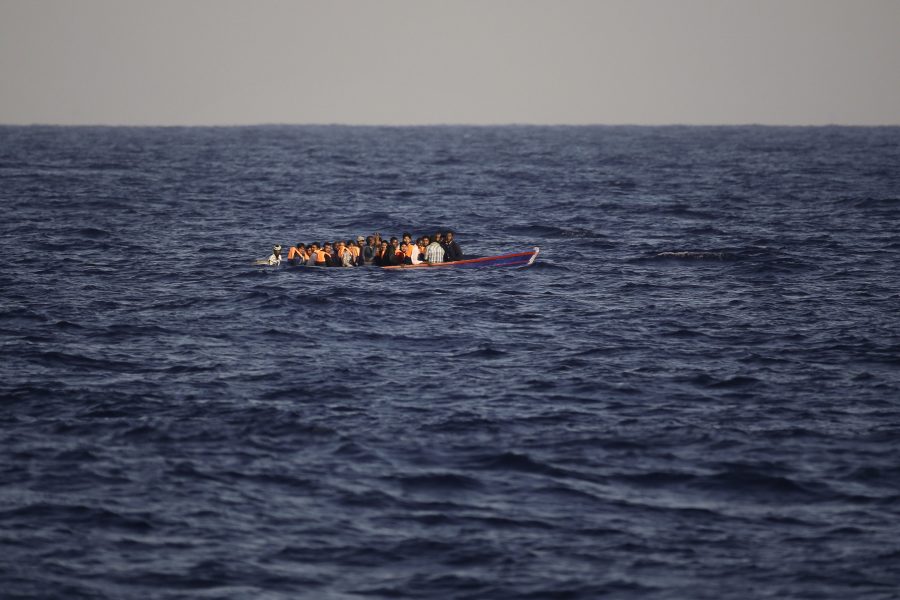 Emilio Morenatti/AP/TTEn båt med migranter på Medelhavet 2016.