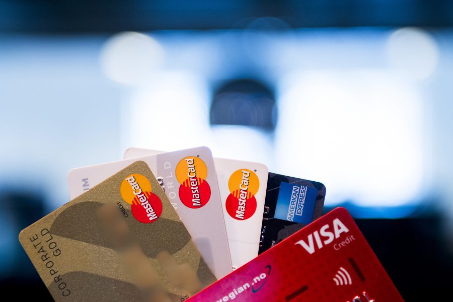 I snitt får människor i sig mikroplast motsvarande ett kreditkort i veckan, enligt en ny studie.