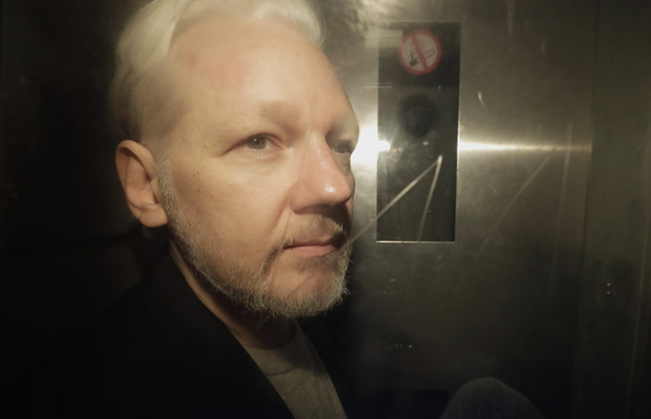 Foto: Matt Dunham/AP/TT |Brittiska domstolar ska nu avgöra om Julian Assange kommer att utlämnas till USA.