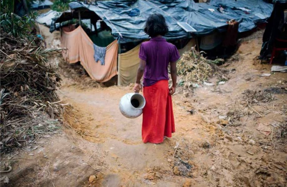 En rohingyaﬂicka är på väg att hämta vatten i ﬂyktinglägret Balukhali i Bangladesh.