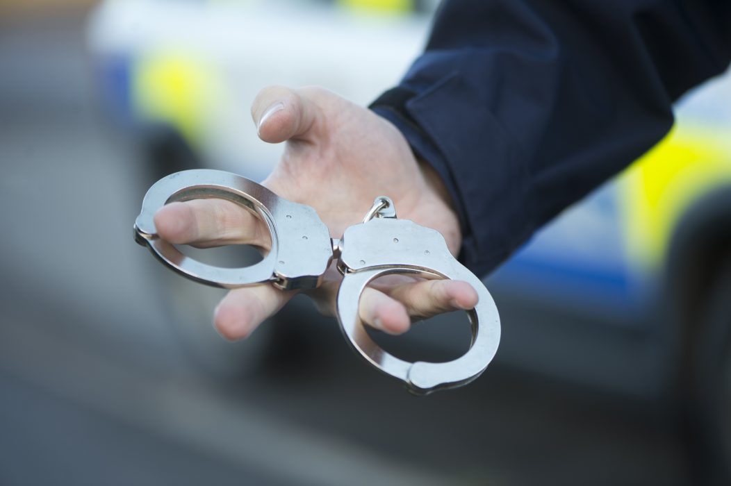 Barn och ungdomar förses med handfängsel, midjefängsel och fotfängsel, och de tvingas ibland att övernatta på häkten och fängelser när Kriminalvården sköter transporter av unga frihetsberövade.