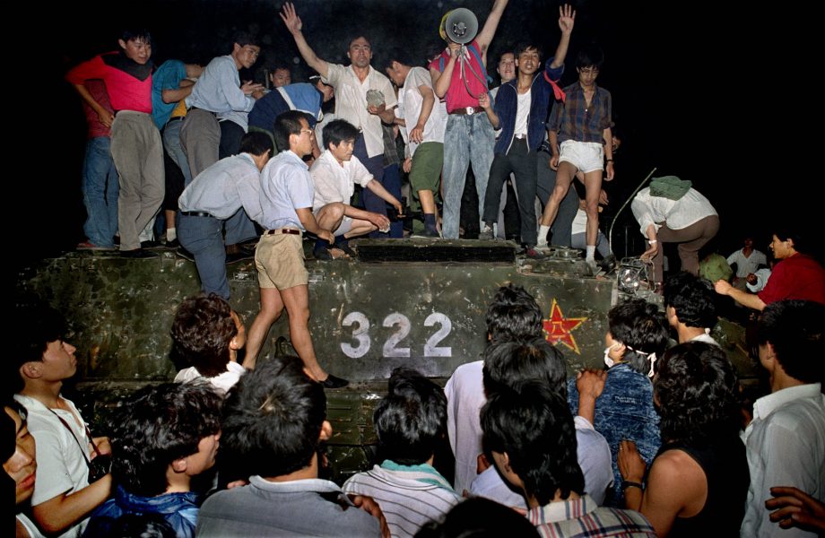 Civila som klättrat upp på ett pansarfordon nära Himmelska fridens torg i Peking, natten mot den 4 juni 1989.