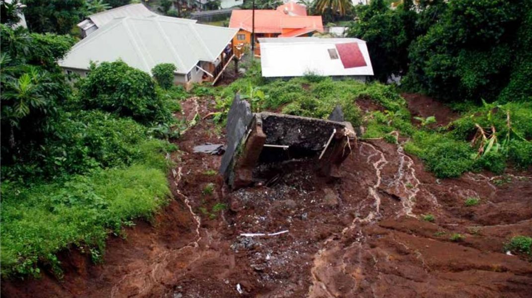 I november förra året drabbades Saint Vincent och Grenadinerna av kraftig nederbörd som bland annat ledde till ﬂera jordskred och förstörda byggnader.