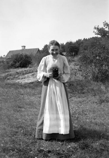 Nanna Lindgren Tingvall med kamera.