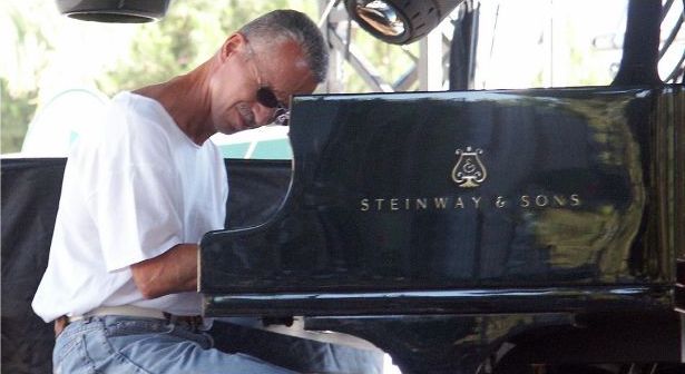 Keith Jarrett spelar främst akustiskt baserad, improviserad jazz.