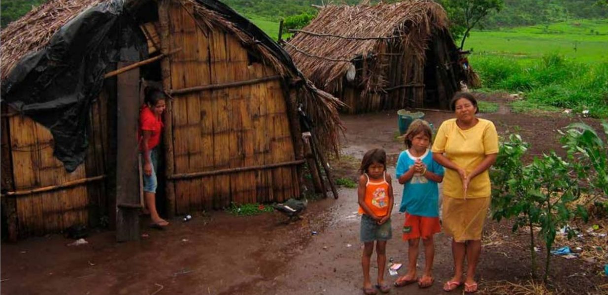 Denna familj, som tillhör guaraní- folket, lever med ett ständigt hot om att vräkas från sitt hem i delstaten Mato Grosso do Sul, nära gränsen till Paraguay.