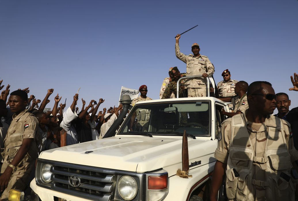 General Mohamed Hamdan Dagalo framträder med sina soldater framför anhängare i en stad i norra Sudan på lördagen.