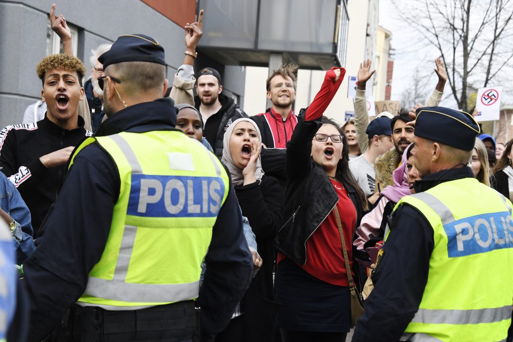 ARKIVFOTO Motdemonstranter på plats när den nazistiska organisationen Nordiska motståndsrörelsen (NMR) demonstrerar i Ludvika i samband med första maj tidigare i år.