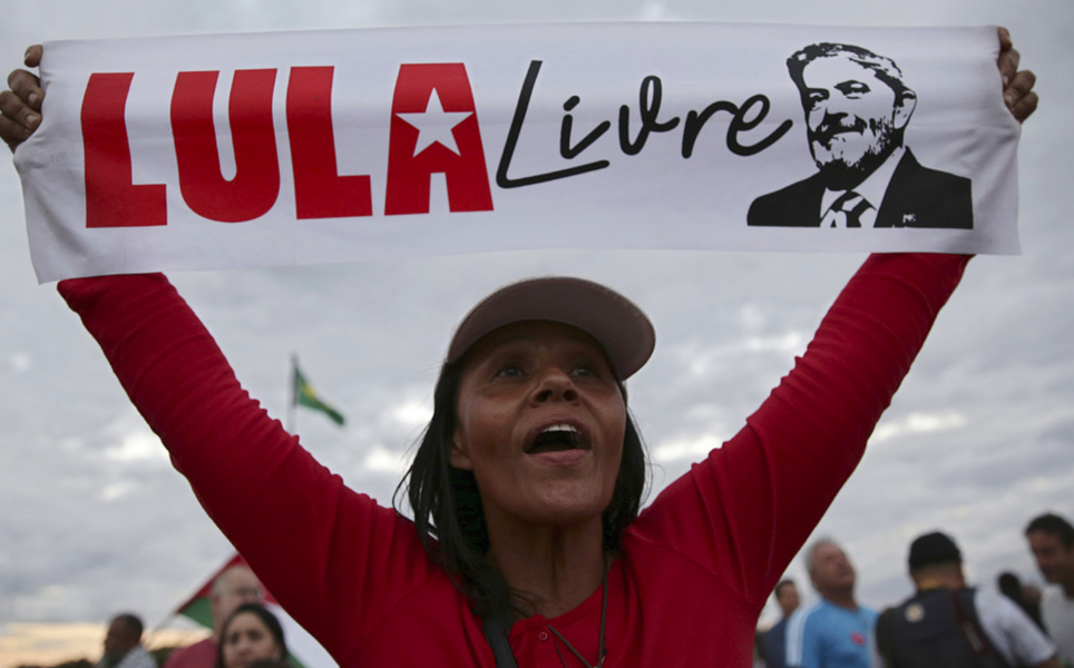 Foto: Eraldo Peres/AP/TTEn anhängare till förre presidenten Lula da Silva protesterar utanför Brasiliens högsta domstol.