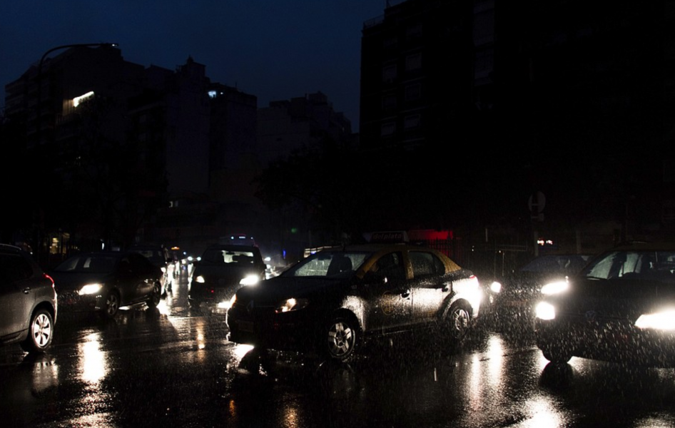 Foto: Tomas F Cuesta/AP/TTBilarnas framlyktor är det enda som syns under strömavbrottet i Buenos Aires.