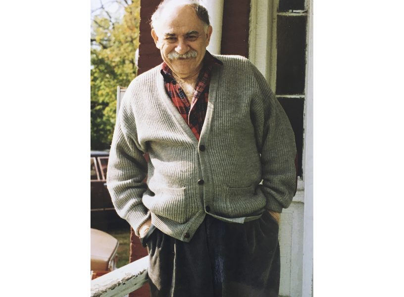 Murray Bookchin på sin veranda i Burlington i Vermont 1990.