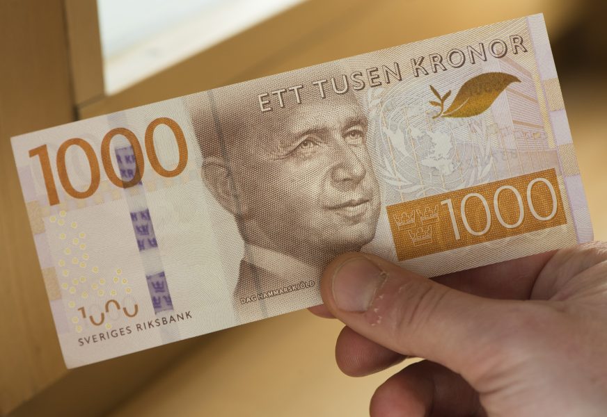 En tusenlapp vill Riksantikvarieämbetet betala för det 800 år gamla mynt som tioårige Max Holm hittade i Växjö.