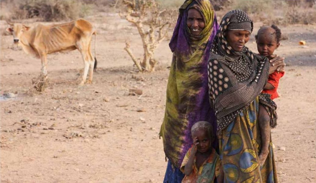 Kvinnor och barn som bor i ett läger 60 kilometer söder om staden Gode i Somaliregionen i Etiopien.