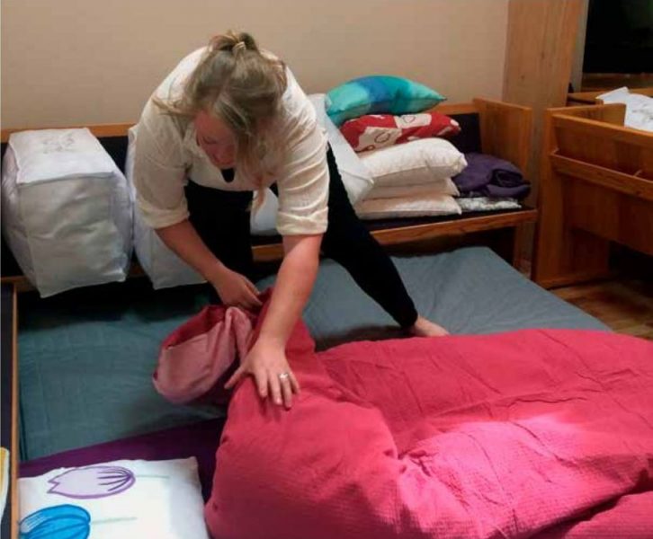Ingrid Broms bäddar sängar inför öppningen av det nya boendet för ensamkommande.