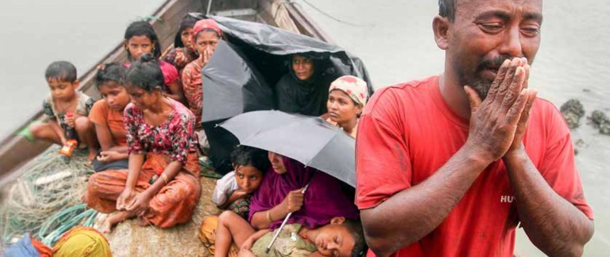 Flyktingar tillhörande rohingyafolket motas bort av bangladeshiska kustbevakningen.