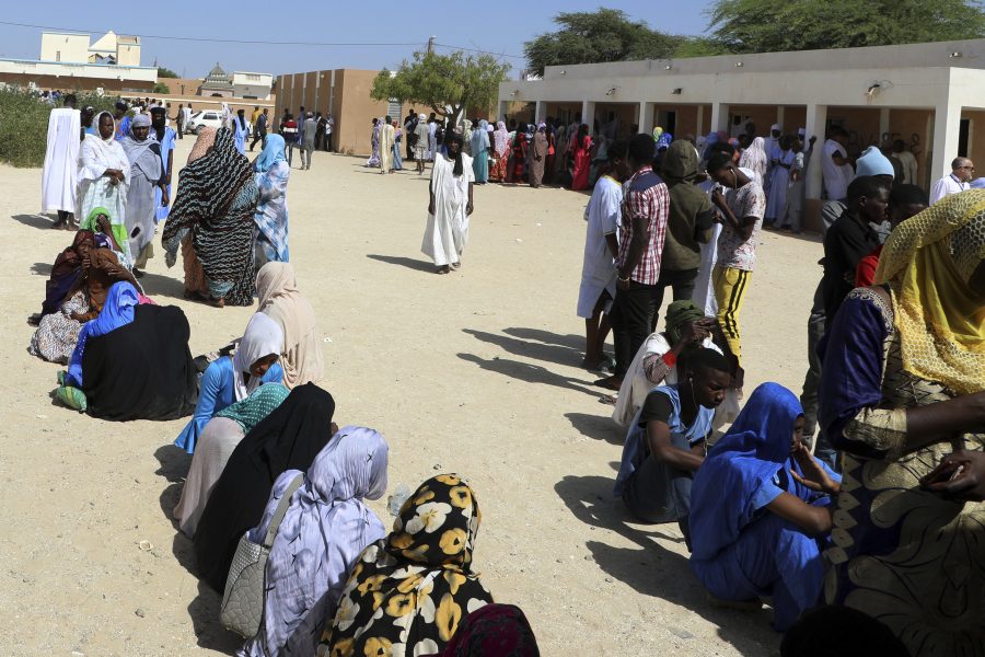 På bilden syns väljare som köade på valdagen för att få rösta i Nouakchott i Mauretanien.