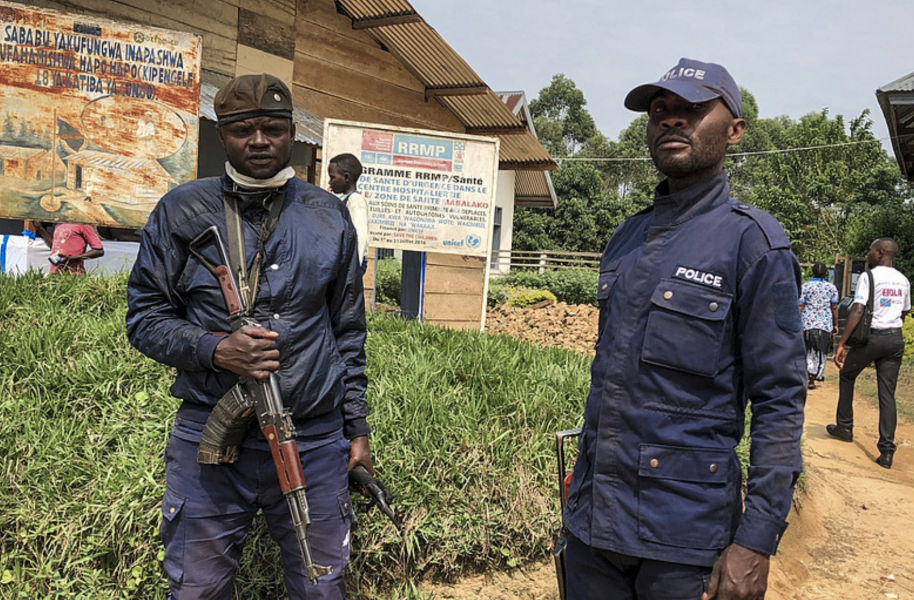 Foto: Al-hadji Kudra Maliro/AP/TTKongolesisk polis vaktar en klinik där vaccinationer mot ebola utförs.
