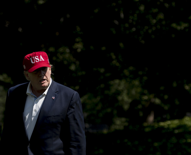Foto: Andrew Harnik/AP/TTDonald Trump utanför Vita huset under söndagen.
