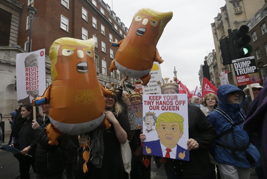 Demonstranter med små Trump-ballonger hånar presidenten.