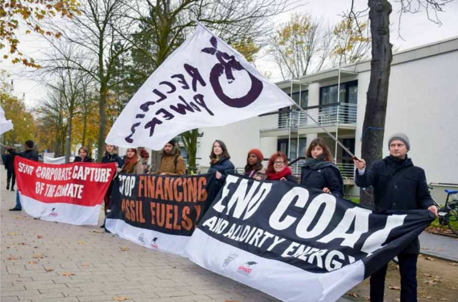 Demonstranter vid klimatmötet i Bonn kräver en fullständig utfasning av förbränningen av kol, som står för en stor del av de globala koldioxidutsläppen.