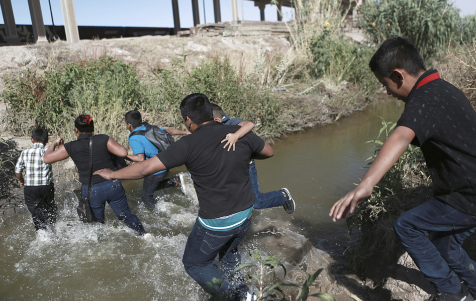 Foto: Christian Torres/AP/TTCentralamerikanska migranter korsar floden Rio Bravo för att ta sig in i USA.