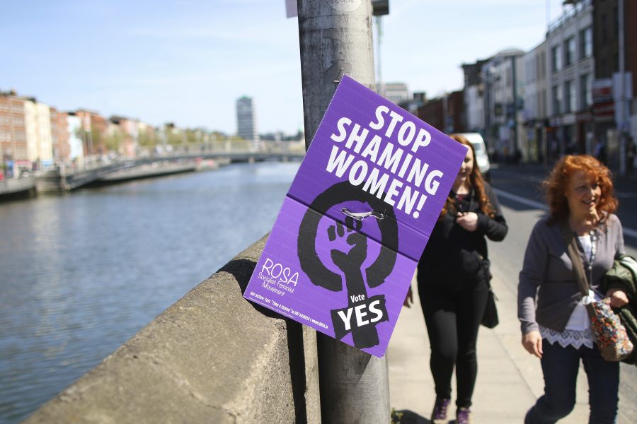 ”Sluta skuldbelägga kvinnor”, affisch inför folkomröstningen 2018.