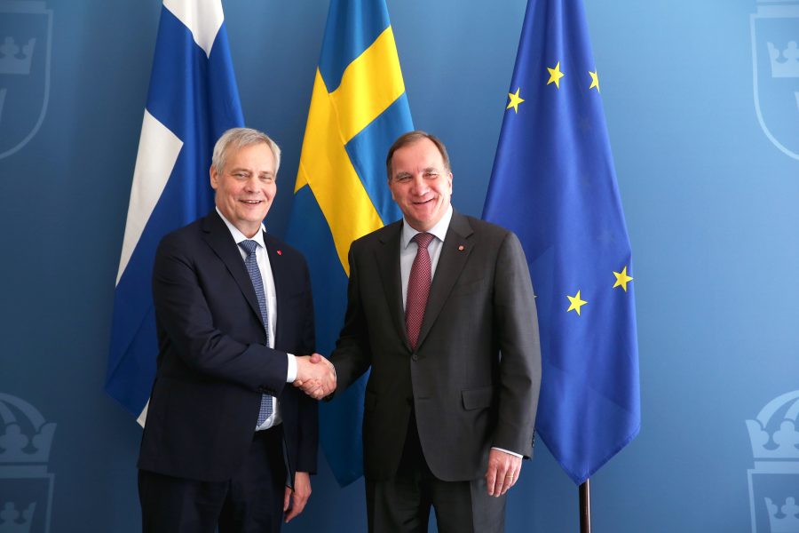 Finlands statsminister Antti Rinne hälsar på statsminister Stefan Löfven (S) under sitt besök i Rosenbad i Stockholm.