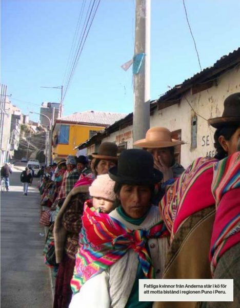 Fattiga kvinnor från Anderna står i kö för att motta bistånd i regionen Puno i Peru.