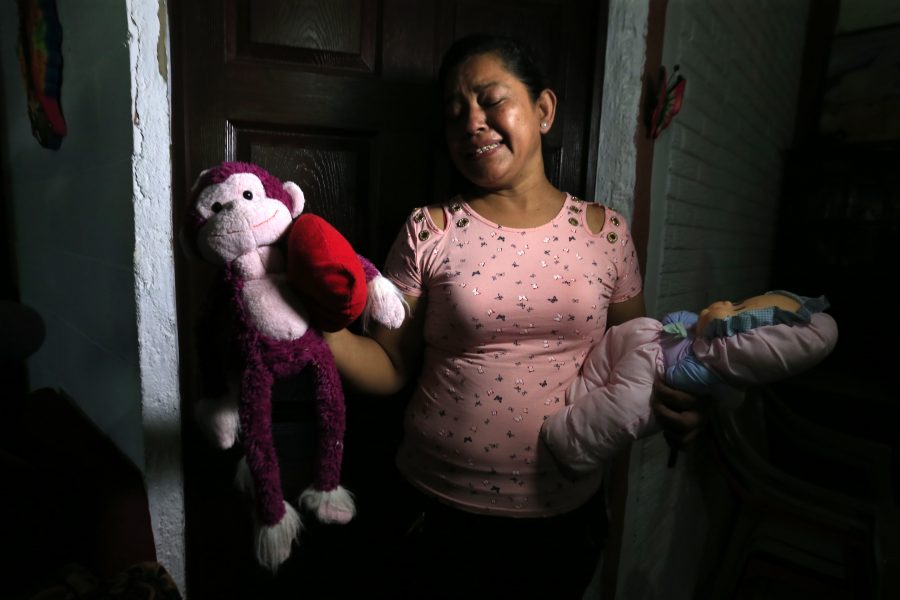 Rosa Ramirez, barnets farmor, håller upp sitt döda barnbarn Valerias leksaker.