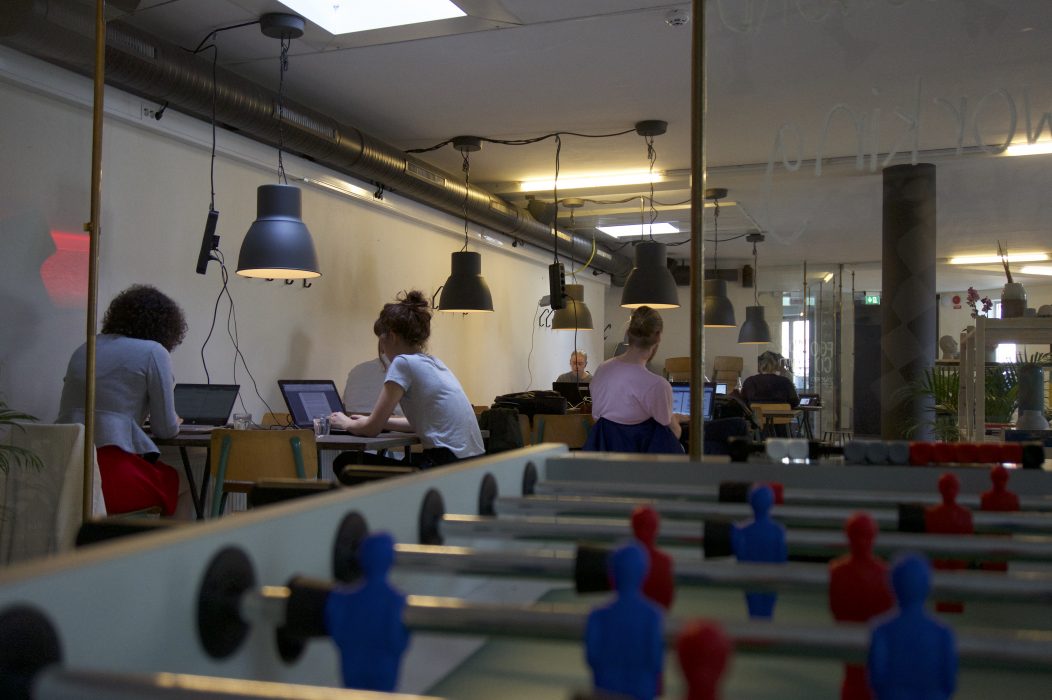 På övervåning av Foo kafé sitter ett 20-tal personer och arbetar när Syre Göteborg är på plats.