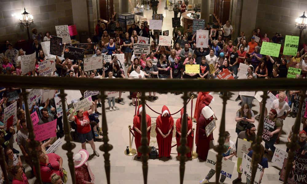Foto: Sally Ince/AP/TTAborträttsaktivister demonstrerar i Missouris delstatskongress i Jefferson City i lördags.