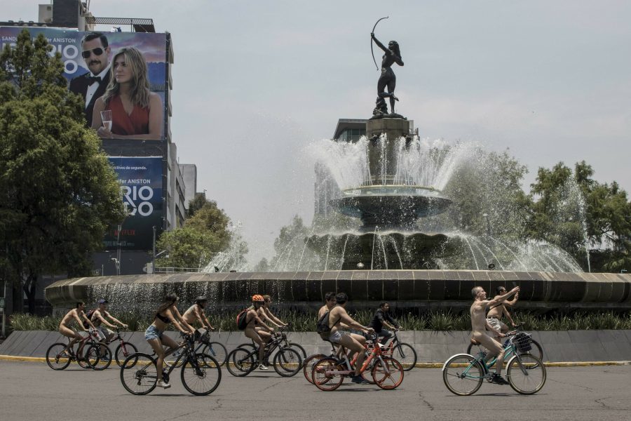 Avklädda  cyklister i Mexikos huvudstad.