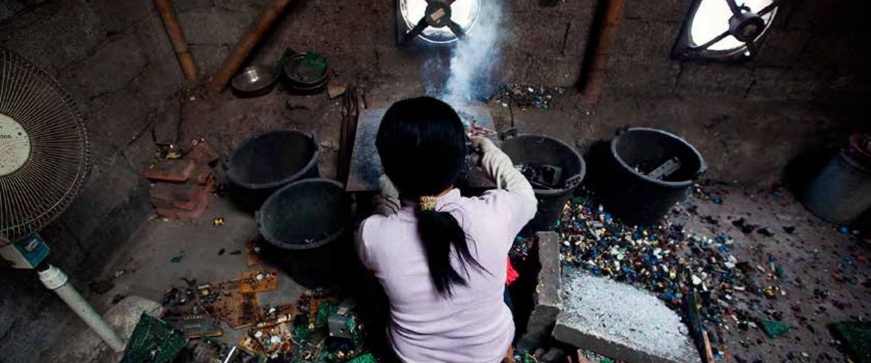 I provisoriska verkstäder i staden Guiyu är arbetarna hela tiden i direktkontakt med giftiga substanser som bly, kadmium, krom och kvicksilver.