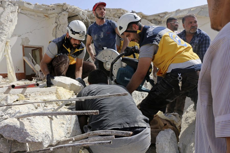 Hjälparbetare letar efter överlevande efter ett luftangrepp mot regionen Idlib.